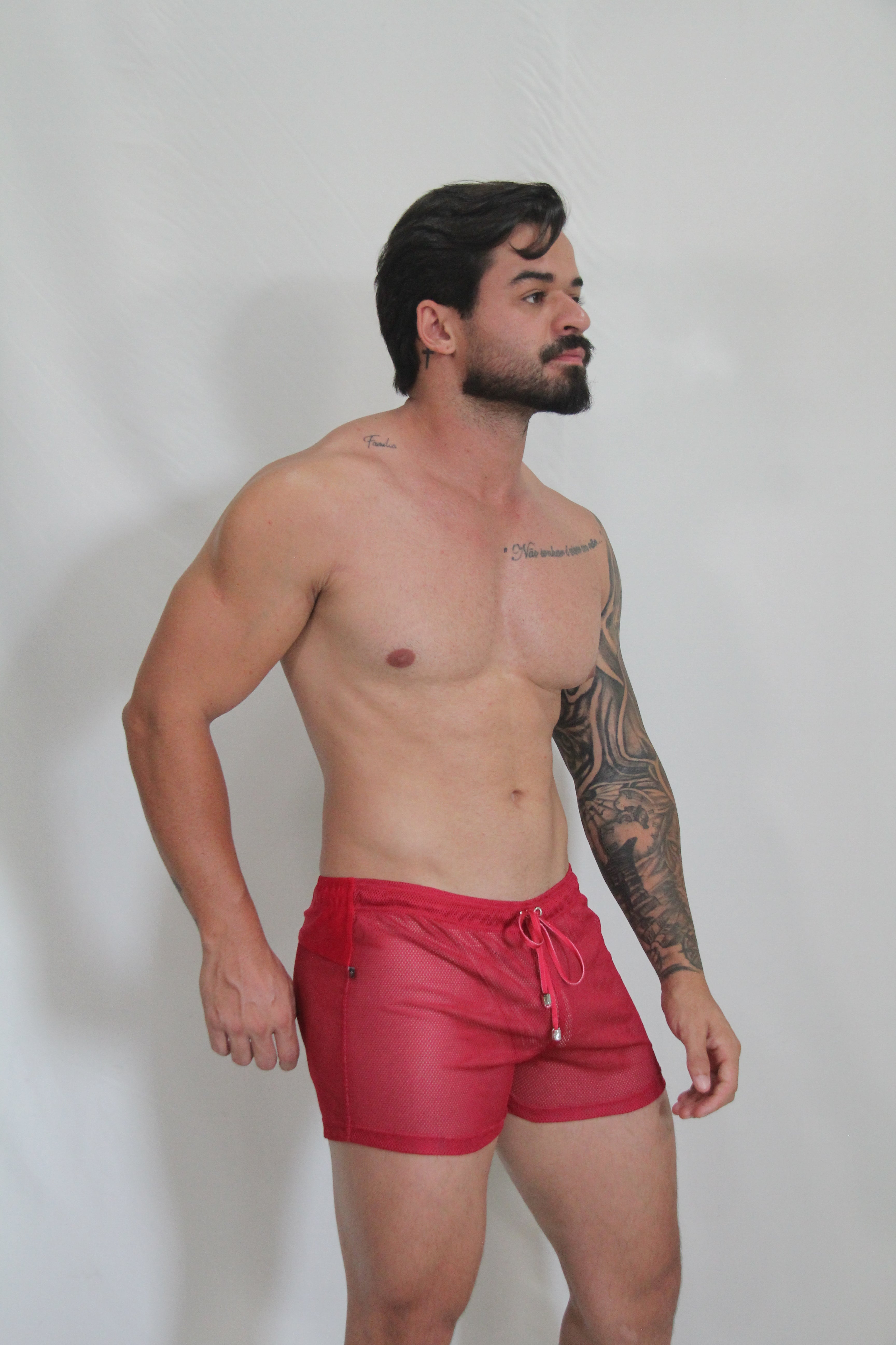 PANTALÓN CORTO CON ESPALDA DE MALLA