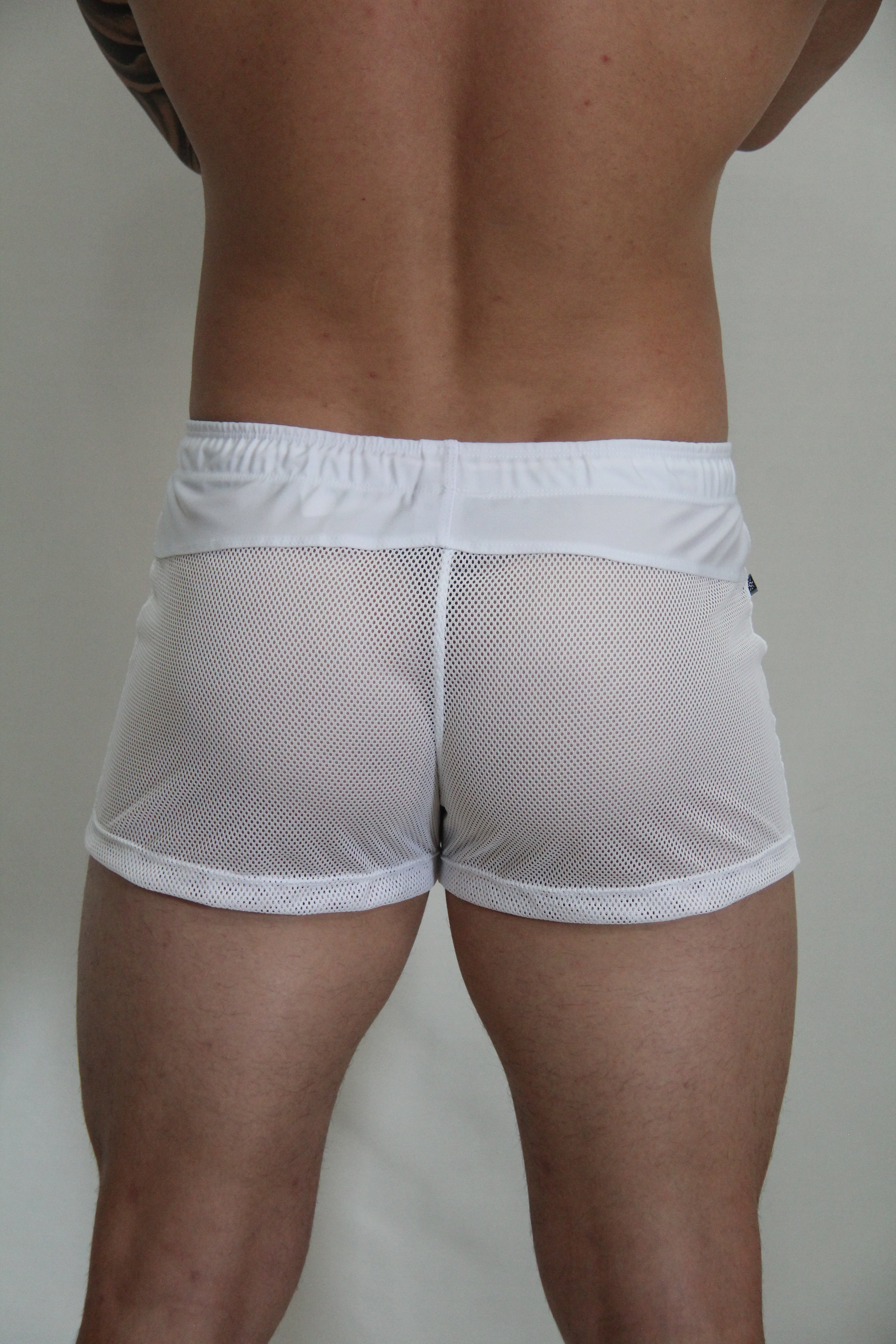 PANTALÓN CORTO CON ESPALDA DE MALLA