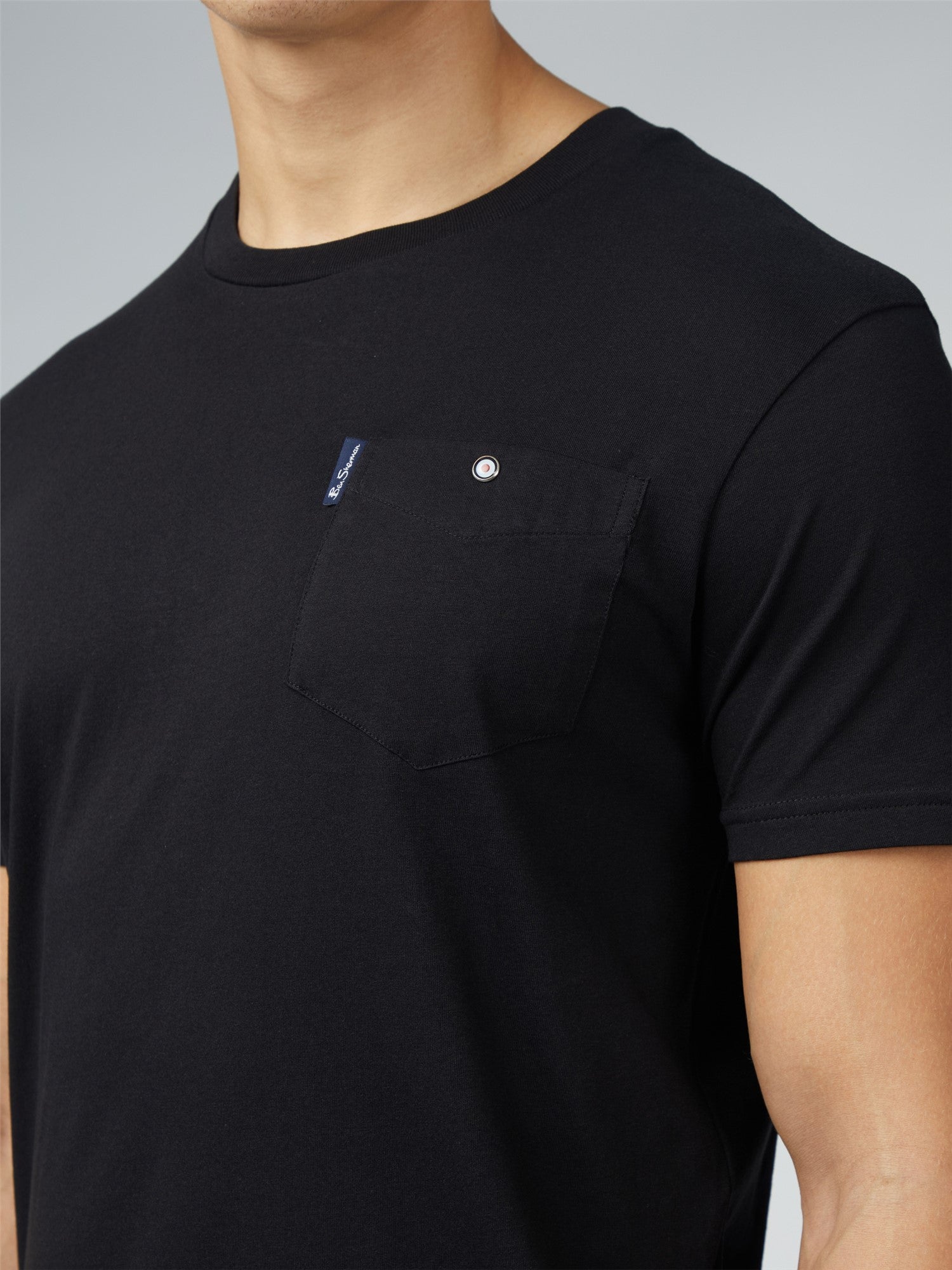 SIGNATURE T-SHIRT WITH CHEST POCKET